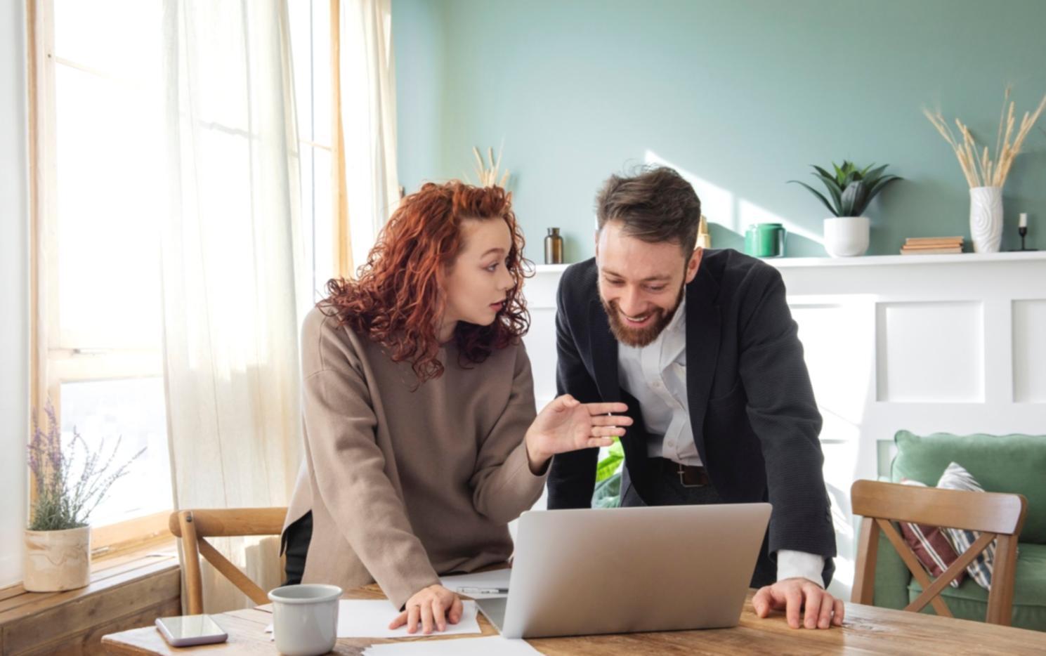 Fokussierte Arbeitsatmosphäre für produktive Teams